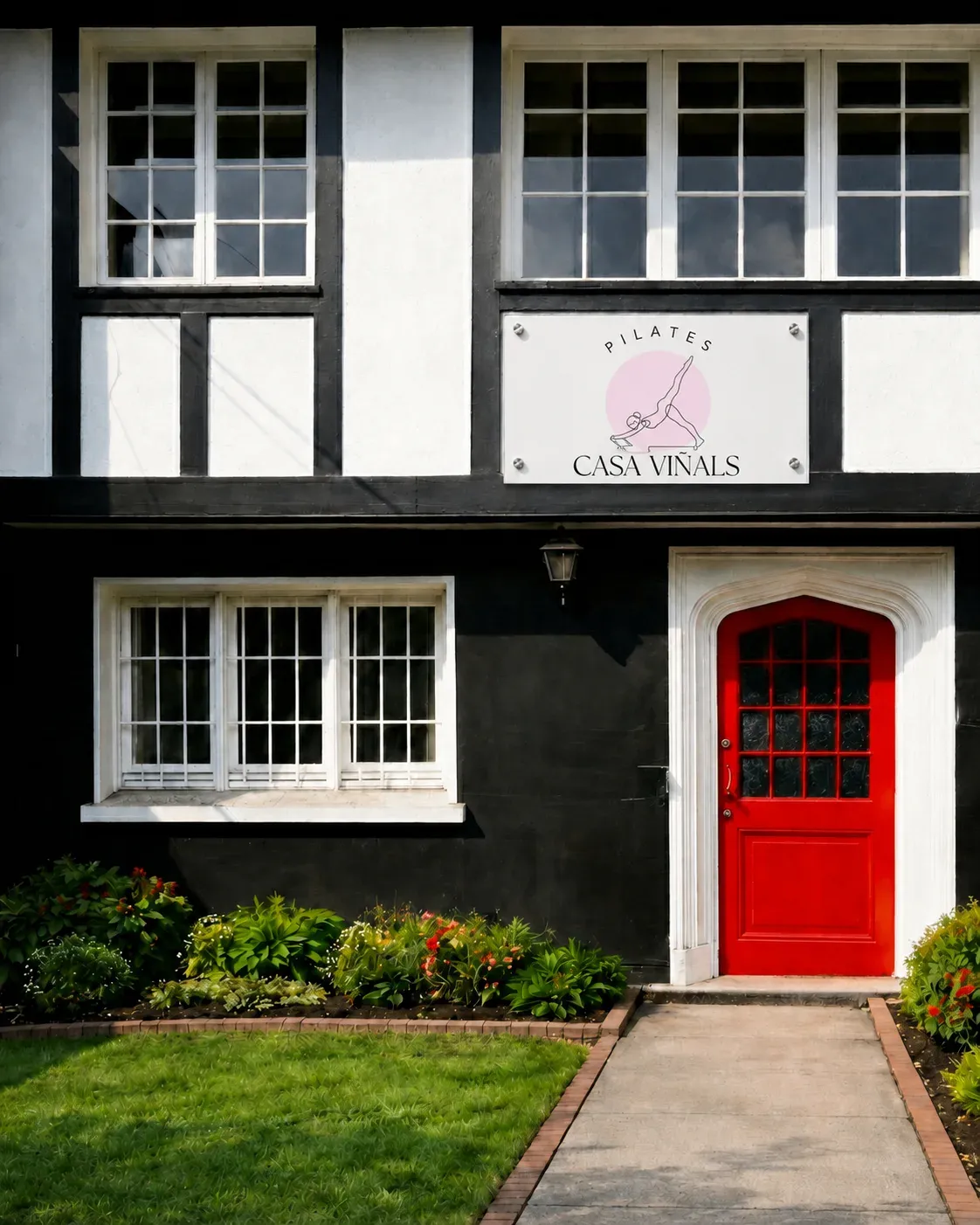 Fachada de Casa Viñals en Tobalaba 1463, Providencia, con puerta roja y letrero del estudio