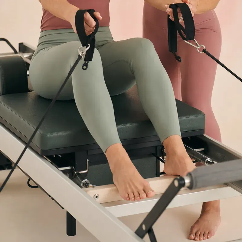 Trabajo de técnica y alineación durante una clase de Pilates Reformer